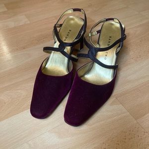 Vintage maroon velvet bandolinos